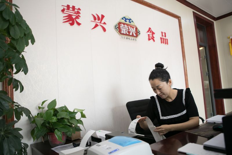 土左旗蒙兴食品有限公司工作人员正通过电商平台销售扶贫产品