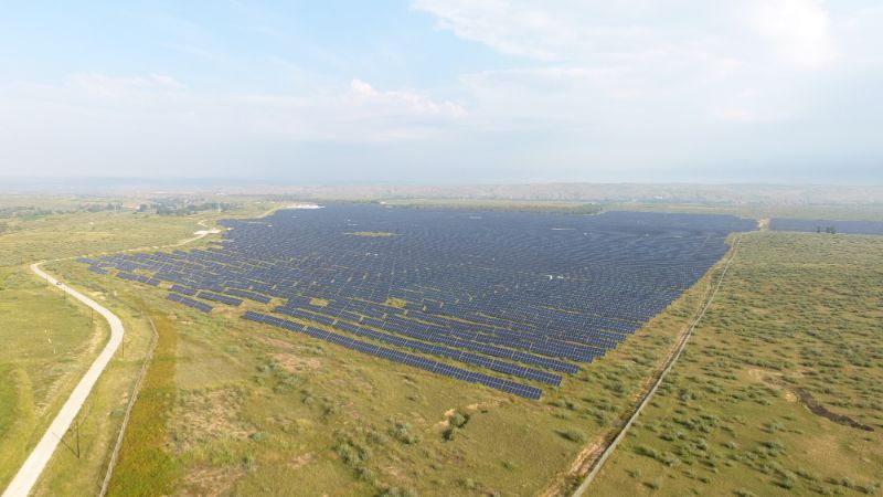 2017年9月，自治区下达我市15MW光伏扶贫指标，分别是：华能武川县10MW光伏扶贫项目、清水河县五良太乡康圣庄村5MW扶贫光伏发电项目，可实现实现两县建档立卡无劳动能力户或残疾人户592户不低于3000元户·年收入，持续获益20年的脱贫目标。图为清水河县五良太乡康圣庄村光伏项目